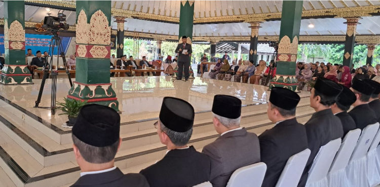 Bupati Sleman Harda Kiswaya memberikan pengarahan usai melantik pejabat baru yang telah dirotasi di lingkungan Pemkab Sleman. Pelantikan dilakukan di Pendopo Parasamya, Selasa (22/7/2025)