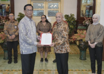 Kepala Badan Geologi Nasional Kementerian ESDM Muhammad Wafid menyerahkan SK penetapan 24 situs alam dan budaya di DIY sebagai Geopark Nasional Jogja yang diserahkan kepada Gubernur DIY Sri Sultan Hamengku Buwono X di Kompleks Kepatihan, Selasa (29/7/2025)