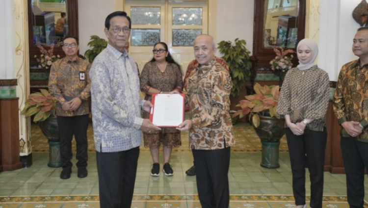 Kepala Badan Geologi Nasional Kementerian ESDM Muhammad Wafid menyerahkan SK penetapan 24 situs alam dan budaya di DIY sebagai Geopark Nasional Jogja yang diserahkan kepada Gubernur DIY Sri Sultan Hamengku Buwono X di Kompleks Kepatihan, Selasa (29/7/2025)