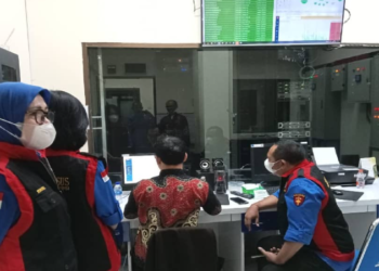 Tim Kejati DIY melakukan penggeledahan di Kantor Diskominfo Sleman terkait dugaan kasus korupsi pengadaan bandwidth, Kamis (25/7/2025)