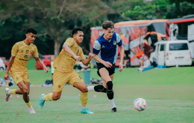 Penggawa PSIM Yogyakarta menggelar latihan bersama dengan Madura United sebagai persiapan menghadapi Super League 2025/26