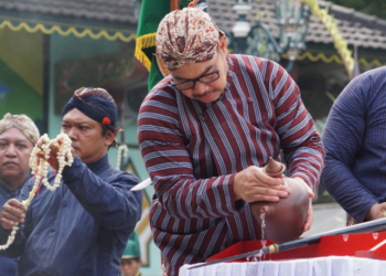 Wali Kota Yogyakarta Hasto Wardoyo menggelar tradisi jamasan membasuh pusaka tombak Kyai Wijaya Mukti