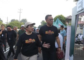 Wakil Wali Kota Yogyakarta Wawan Harmawan bersama Kepala Dinas Koperasi dan UKM DIY Srie Nurkyatsiwi meninjau gelaran Selapanan Pinggir Dalan di Tegalrejo, Sabtu (26/7/2025)
