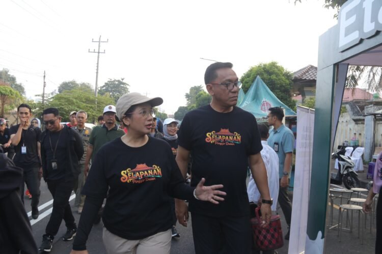 Wakil Wali Kota Yogyakarta Wawan Harmawan bersama Kepala Dinas Koperasi dan UKM DIY Srie Nurkyatsiwi meninjau gelaran Selapanan Pinggir Dalan di Tegalrejo, Sabtu (26/7/2025)