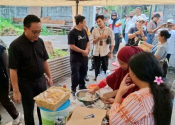 Wakil Wali Kota Yogyakarta Wawan Harmawan menilik beragam jenis kuliner yang disajikan dalam acara Pasar Suran. Seluruh kuliner ini buatan dari warga Ledok Macanan.