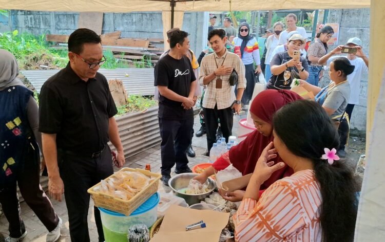 Wakil Wali Kota Yogyakarta Wawan Harmawan menilik beragam jenis kuliner yang disajikan dalam acara Pasar Suran. Seluruh kuliner ini buatan dari warga Ledok Macanan.