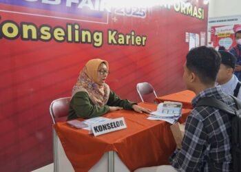 ILUSTRASI : Sejumlah pencari kerja memanfaatkan layanan konseling karier dalam kegiatan Job Fair 2025 yang digelar Pemkot Yogyakarta. (warta.jogjakota.go.id)
