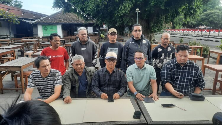 Aktivis 98 menyatakan sikap terkait kondisi negara di bawah kepemimpinan Presiden Prabowo Subianto, Minggu (10/8/2025)