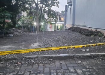 Kondisi wilayah ambles di pinggir sungai Gajahwong, Sorowajan Baru, Banguntapan, Bantul, DIY dipasangi garis polisi, Kamis (21/8/2025). Foto: Hadid Husaini