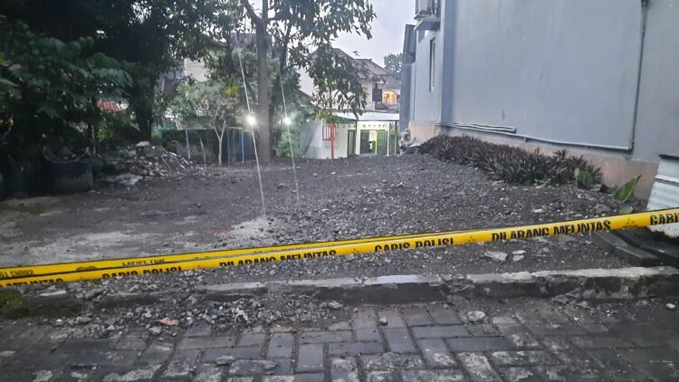 Kondisi wilayah ambles di pinggir sungai Gajahwong, Sorowajan Baru, Banguntapan, Bantul, DIY dipasangi garis polisi, Kamis (21/8/2025). Foto: Hadid Husaini