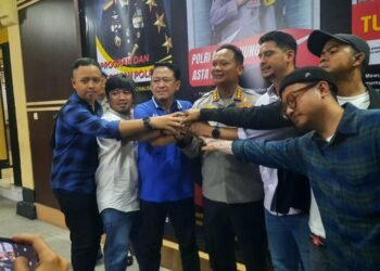 Caption: Kapolresta Yogyakarta bersama pihak supporter PSIM Yogyakarta dan Persib Bandung usai sepakat berdamai atas peristiwa bentrokan sebelumnya, Rabu (27/8/2025). (Foto:Hadid Pangestu)