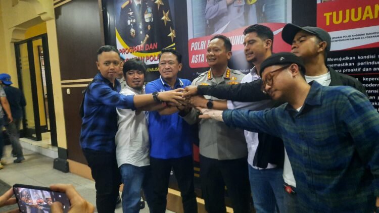 Caption: Kapolresta Yogyakarta bersama pihak supporter PSIM Yogyakarta dan Persib Bandung usai sepakat berdamai atas peristiwa bentrokan sebelumnya, Rabu (27/8/2025). (Foto:Hadid Pangestu)
