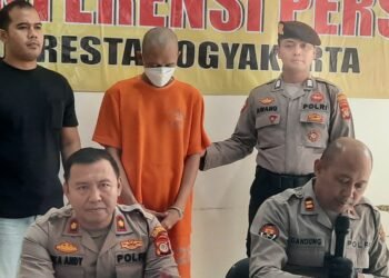 Pelaku penggelapan motor rental di Gedongtengen saat dihadirkan dalam jumpa pers di Polsek Gedongtengen, Kota Yogyakarta, Kamis (28/8/2025)