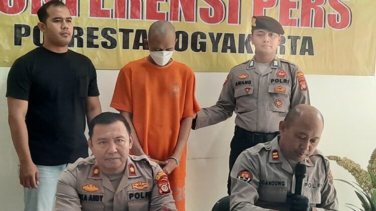 Pelaku penggelapan motor rental di Gedongtengen saat dihadirkan dalam jumpa pers di Polsek Gedongtengen, Kota Yogyakarta, Kamis (28/8/2025)