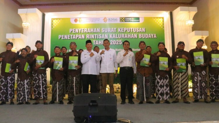 Dinas Kebudayaan Kabupaten Bantul menyerahkan SK Penetapan Rintisan Desa/Kalurahan Budaya