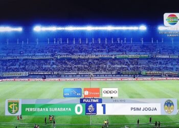 Laga perdana Super League 2025/2026 antara Persebaya Surabaya versus PSIM Yogyakarta di Stadion Gelora Bung Tomo, Surabaya, Jawa Timur, Jumat (8/8/2025) malam. (HO. tangkapan layar)