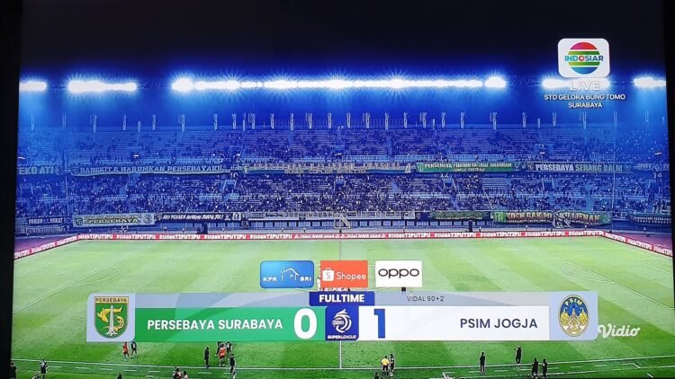 Laga perdana Super League 2025/2026 antara Persebaya Surabaya versus PSIM Yogyakarta di Stadion Gelora Bung Tomo, Surabaya, Jawa Timur, Jumat (8/8/2025) malam. (HO. tangkapan layar)