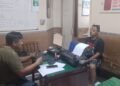 Pelaku penembakan saat dimintai keterangan oleh petugas Polsek Mantrijeron. (dok.Humas Polresta Yogyakarta)