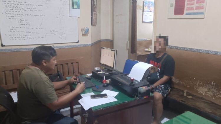 Pelaku penembakan saat dimintai keterangan oleh petugas Polsek Mantrijeron. (dok.Humas Polresta Yogyakarta)