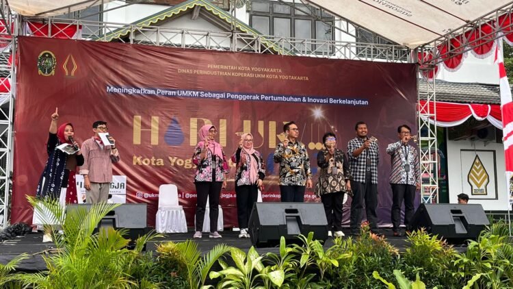 Wali Kota Yogyakarta Hasto Wardoyo saat membuka kegiatan Hari UKM di Plaza Balai Kota Yogyakarta, Muja-Muju, Umbulharjo, Kota Yogyakarta, DIY, Selasa (12/8/2025). (populi.id/Hadid Pangestu)