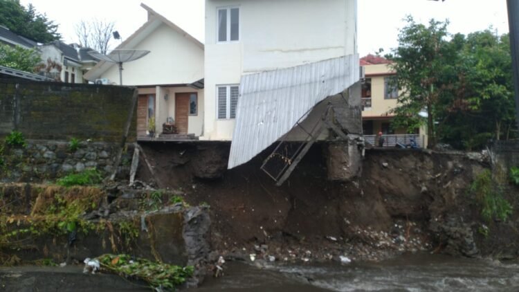 Kondisi talud ambrol di Sorowajan Baru, Banguntapan, Bantul, DIY akibat hujan lebatbdan banjiir besar pada Selasa (19/8/2025).