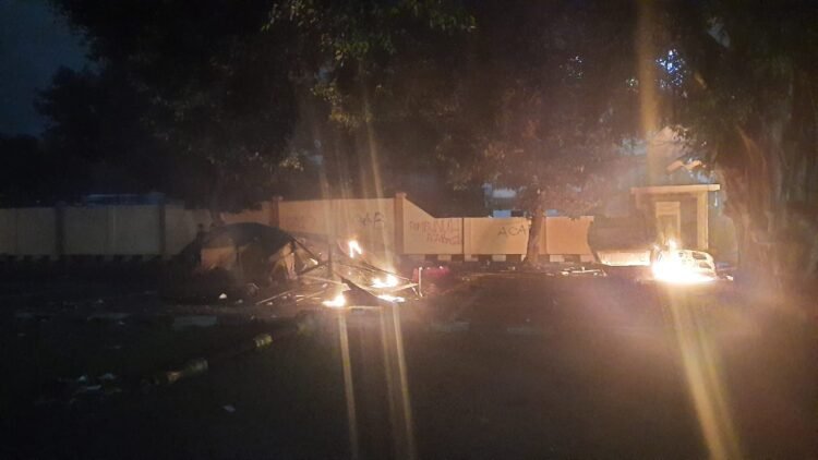 Aksi Demo di Mapolda DIY Ricuh, Mobil Terbakar dan Fasilitas Rusak