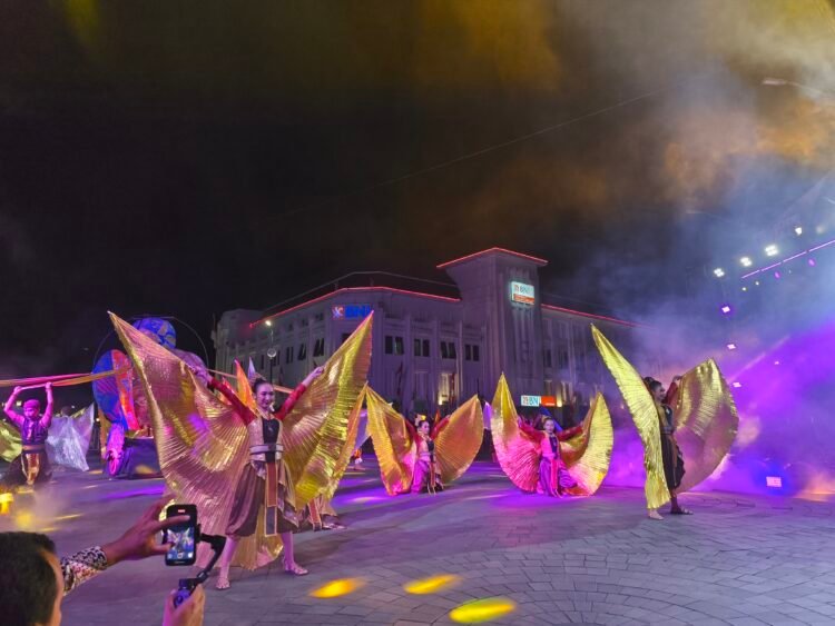 Penampilan para penari di Indonesian Street Performance Jogja Cross Culture: Nusantara Menari yang digelar di kawasan Malioboro, Yogyakarta, Rabu (6/8/2025). (dok.Humas Pemkot Yogyakarta)