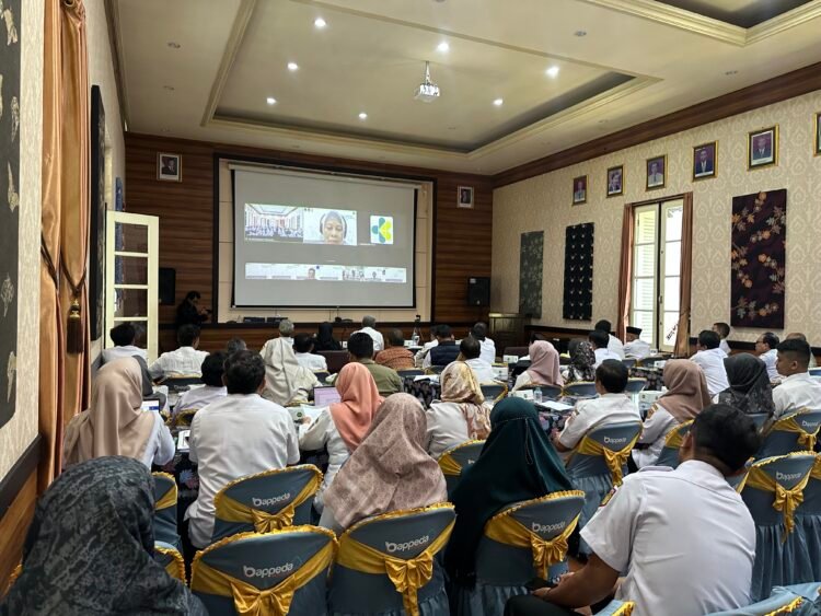 Verifikasi lanjutan penilaian Kabupaten/Kota Sehat (KKS) oleh tim tingkat pusat secara virtual melalui Zoom Meeting di Aula Bappeda Kabupaten Wonosobo. (dok.Diskominfo Sleman)
