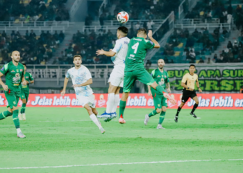 Pemain PSIM Yogyakarta berebut bola dengan penggawa Persebaya Surabaya saat melakoni laga perdana kompetisi Super League yang berlangsung di Stadion Gelora Bung Tomo, Jumat (8/8/2025) petang.