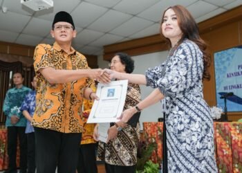 Wakil Bupati Sleman, Danang Maharsa menyerahkan SK kenaikan pangkat golongan secara simbolis kepada tiga perwakilan penerima. (dok. Prokopim Sleman)