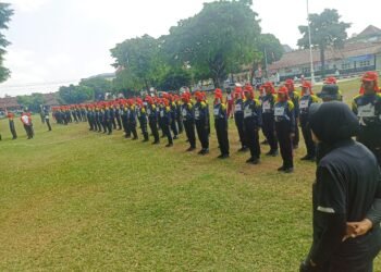 Puluhan siswa SMA, SMK, dan MA se-Kabupaten Sleman terpilih sedang mengikuti pelatihan calon Pasukan Pengibar Bendera Pusaka (Paskibraka) di Lapangan Pemda Sleman, Jumat (1/8/2025). (populi.id/Gregorius Bramantyo)