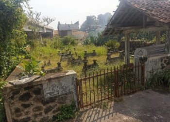 Komplek makam di Padukuhan Kaweden, Tirtoadi, Mlati, Sleman berlatar proyek Jalan Tol Jogja-Solo yang bakal segera digusur