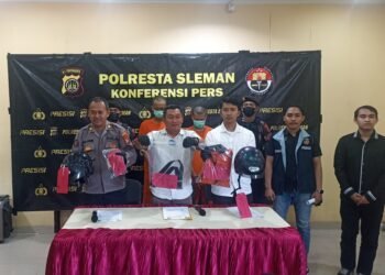 Jajaran Polresta Sleman menunjukkan barang bukti dan menghadirkan pelaku kasus kekerasan jalanan di Mapolresta Sleman, Rabu (6/8/2025). (populi.id/Gregorius Bramantyo)