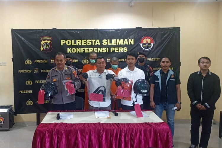 Jajaran Polresta Sleman menunjukkan barang bukti dan menghadirkan pelaku kasus kekerasan jalanan di Mapolresta Sleman, Rabu (6/8/2025). (populi.id/Gregorius Bramantyo)