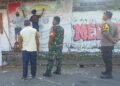 warga Temulawak, Triharjo, Sleman menghapus mural One Piece disaksikan Kepala Dukuh, Babinsa serta Bhabinkamtibmas, Kamis (7/8/2025)