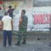 warga Temulawak, Triharjo, Sleman menghapus mural One Piece disaksikan Kepala Dukuh, Babinsa serta Bhabinkamtibmas, Kamis (7/8/2025)