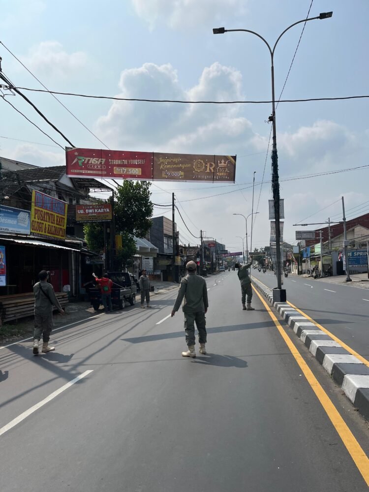 Satpol PP Kabupaten Sleman melakukan penertiban terhadap pemasangan spanduk ilegal di sejumlah titik strategis di Sleman, Sabtu (9/8/2025)