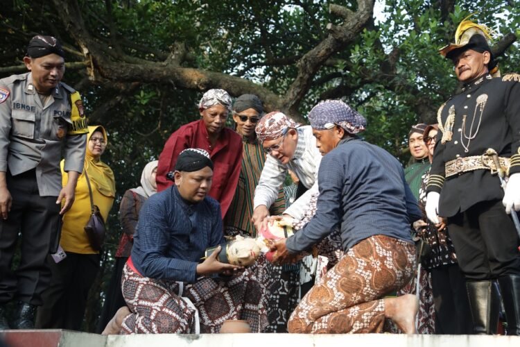 Wakil Bupati Sleman Danang Maharsa mengikuti kegiatan upacara adat Saparan Bekakak di Kalurahan Ambarketawang Gamping, Jumat (8/8). (dok. Prokopim Sleman)