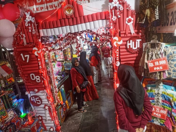 Pedagang Pasar Beringharjo lomba menghias los meriahkan HUT ke-80 Republik Indonesia, Sabtu (9/8/2025)