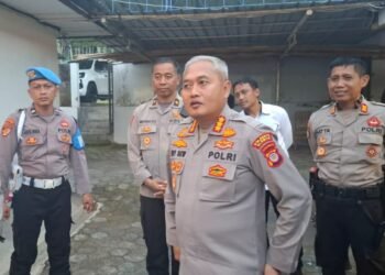 Kapolresta Sleman Kombes Pol Edy Setianto Erning Wibowo (tengah) saat memberikan keterangan kepada awak media terkait proses disposal mortir di Cangkringan, Sleman, Senin (11/8/2025).