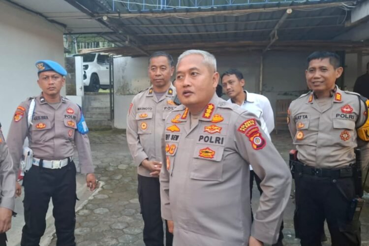 Kapolresta Sleman Kombes Pol Edy Setianto Erning Wibowo (tengah) saat memberikan keterangan kepada awak media terkait proses disposal mortir di Cangkringan, Sleman, Senin (11/8/2025).