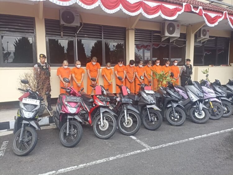 Para pelaku sindikat curanmor asal Subang yang diamankan di Polresta Sleman, Jumat (15/8/2025)