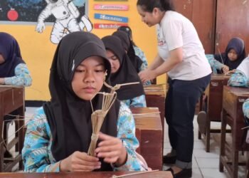 Dari Rumput Jadi Wayang, Anak SDN Gabahan Antusias Belajar Wayang Suket