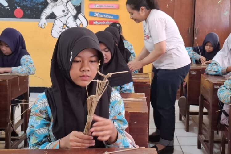 Dari Rumput Jadi Wayang, Anak SDN Gabahan Antusias Belajar Wayang Suket
