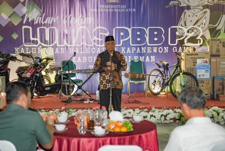 Bupati Sleman Harda Kiswaya saat menghadiri acara undian lunas PBB P2 Kalurahan Balecatur, Senin (25/8) malam. (dok.Prokopim leman)