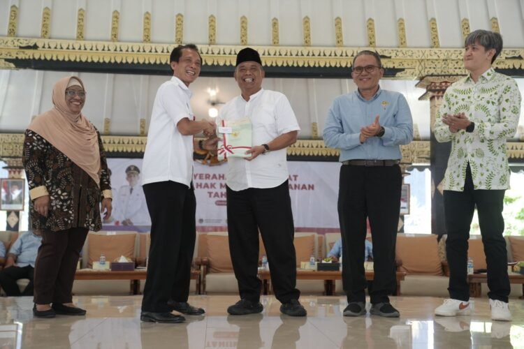 Penyerahan simbolik sertifikat Tanah Hak Milik Kasultanan Ngayogyakarta