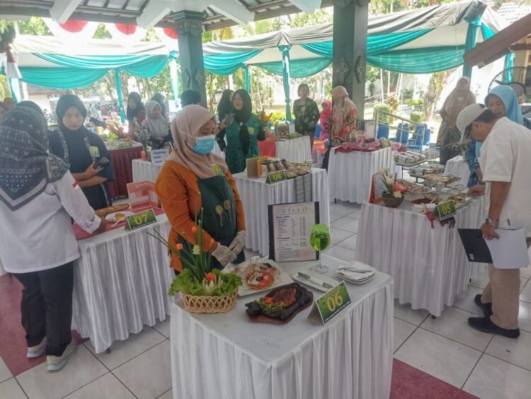 Suasana penjurian lomba olahan pangan berbahan dasar singkong yang berlangsung di Rumah Dinas Bupati Sleman, Selasa (26/8/2025). (Gregorius Bramantyo)