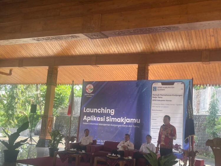 Ketua DPRD Sleman Gustan Ganda memberi sambutan dalam kegiatan peluncuran aplikasi tata kelola kunjungan tamu yakni SIMAKJAMU, Rabu (27/8/2025)