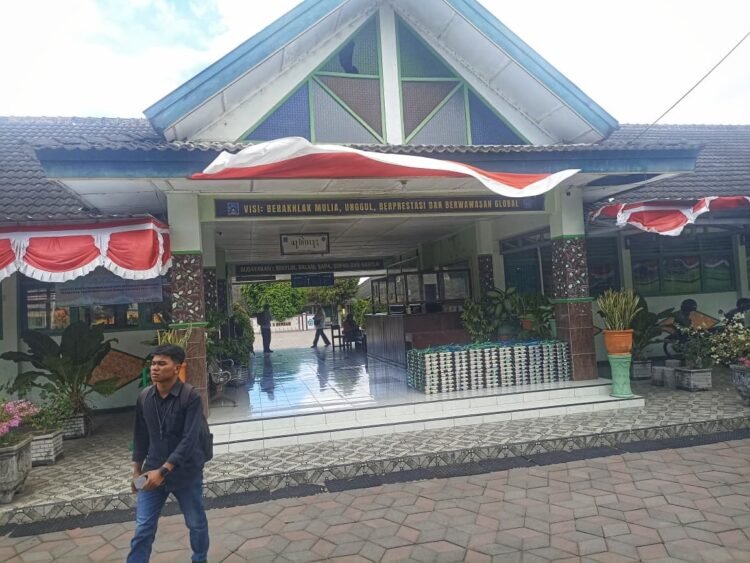 Sejumlah paket MBG yang terletak di ruang depan SMP 3 Berbah sebelum dibagikan ke siswa. Sebelumnya ratusan siswa setempat diduga keracunan usai mengonsumsi MBG.