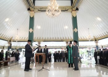 Bupati Sleman, Harda Kiswaya, resmi melantik pimpinan pengganti Badan Amil Zakat Nasional. (dok.Prokopim Sleman)
